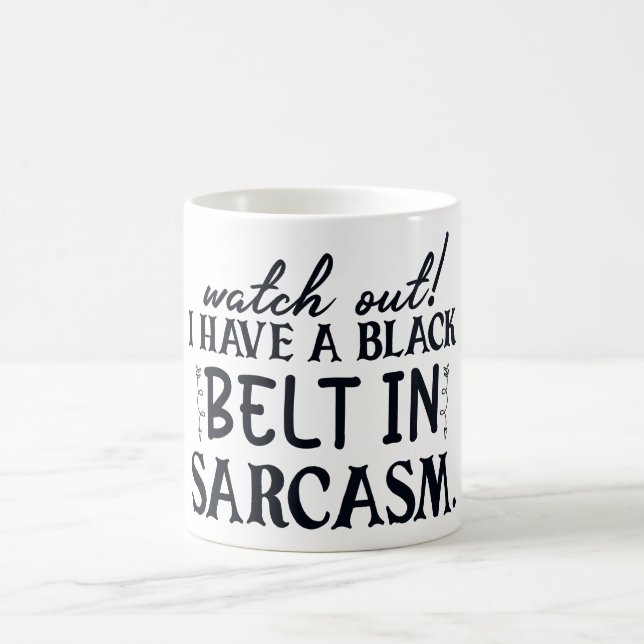 Mug Attention, J'Ai Une Ceinture Noire Dans Le Sarcasm (Centre)