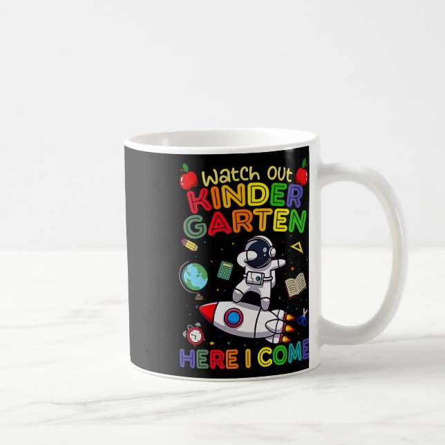 Mug Attention maternelle j'arrive drôles d'enfants dos (Droite)
