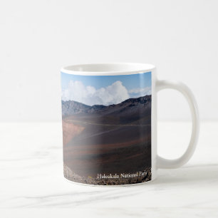 Mug au-dessus du cratère haleakala le long du sentier
