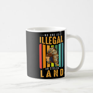 Mug Aucun être humain n'est illégal sur une terre volé
