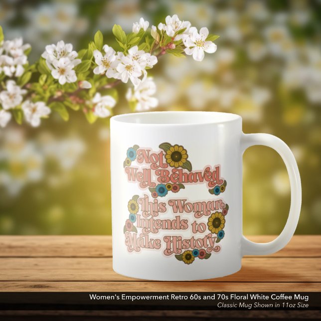 Mug Autonomisation des femmes dans les années 60 rétro (Not Well Behaved - Women's Empowerment White Coffee Mug with a Retro 60s and 70s Floral Design)