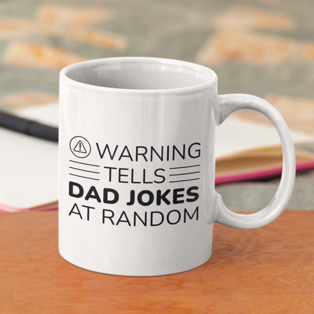 Mug Avertissement Dit Papa Blagues Au Hasard (dad jokes mug on table)