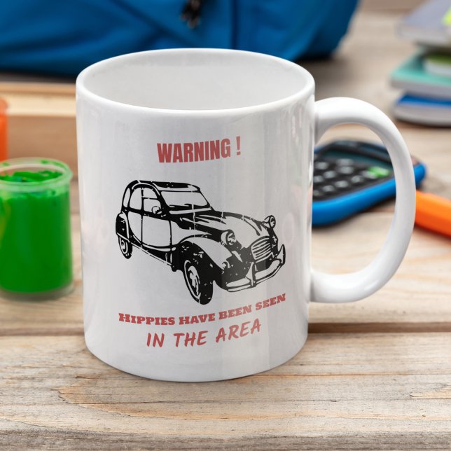 Mug Avertissement Hippie 2CV Deux Chevaux (2CV Mug in White with a Red Text and Black Deux Chevaux Illustration)