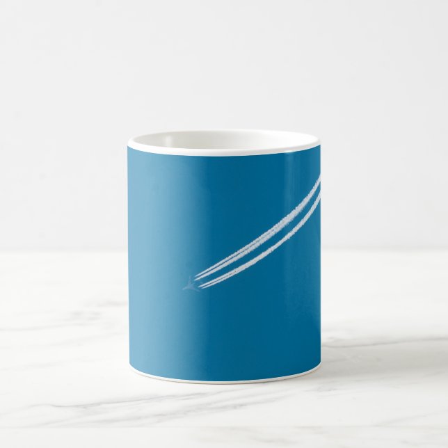 Mug Avion volant sur un arrière - plan bleu ciel (Centre)