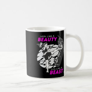 Mug Avoir l'air d'une beauté et botter comme une bête