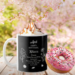 Mug Avril Daisy et SweetPea Anniversaire Gardien<br><div class="desc">Avril a en fait deux fleurs pour célébrer les anniversaires pour ce mois : marguerites et pois doux. Ce design présente à la fois La pierre de taille d'avril est le diamant, mais la topaz blanche et le quartz clair sont également inclus. Ce design présente tous les détails en blanc...</div>