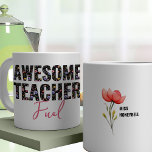 Mug Awesome Enseignant Carburant Fleur sauvage Floral<br><div class="desc">Mug pour Enseignant,  écrit avec "du carburant pour enseignant génial" et décoré de fleurs sauvages colorés. L'autre côté est personnalisé avec un nom,  à côté d'une seule tige fleur sauvage. Parcourez ma collection de cadeaux d'enseignant pour plus de cadeaux d'enseignant.</div>