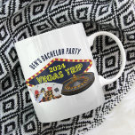 Mug Bachelor Party sur mesure Las Vegas Trip Casino<br><div class="desc">Customisez vos propres tasses pour une escapade à Las Vegas. Un cool tasse personnalisée avec des agrafes de casino de jeu comme un jeu de cartes, des jetons de poker, et roulette roue avec Vegas Trip en script jaune. Un joueur amusant garde la faveur pour vos groomsmen et le meilleur...</div>