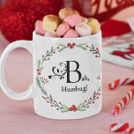 Mug Bah Humbug Scrooge Victorian Funny Christmas<br><div class="desc">"Bah,  humbug !" Scrooge déclare dans le célèbre ouvrage de Charles Dickens "A Christmas Carol" (Une Carol de Noël). Sur cette drôle de tasse de Noël,  ses mots sont placés dans une police de style victorien fleurie et associés à une couronne de Noël vintage.</div>