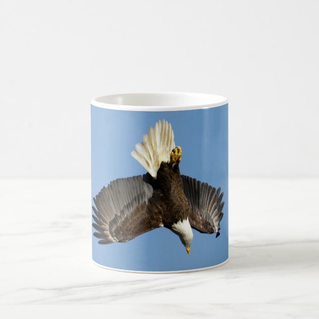 Mug Bald Eagle plongée vers l'eau (Centre)
