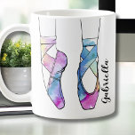 Mug Ballet personnalisé Ballerina<br><div class="desc">Cette tasse élégante est ornée d'un imprimé d'aquarelle magnifiquement rendu de chaussures de pointe de ballerine classiques, apportant une touche de grâce à votre routine quotidienne. Parfait pour les danseurs de ballet, les mamans de danse ou toute personne qui apprécie l'art de la danse, cette tasse fait un cadeau réfléchi...</div>