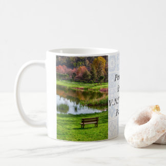 Mug Banc de jardin donnant sur lac/étang