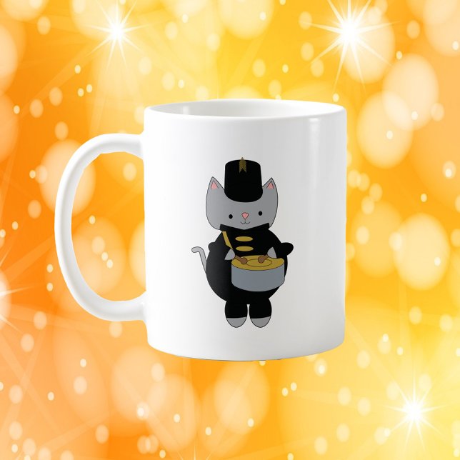 Mug Bande de marquage des chats Snare Drum Black Gold (A mug featuring a cat playing the snare drum in a black & gold marching band uniform.)
