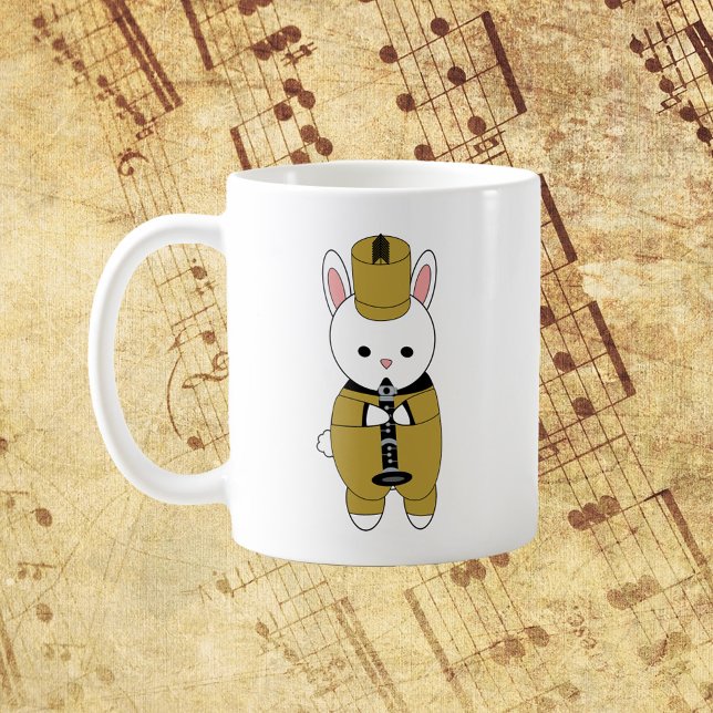 Mug Bande de Marquage Rabbit Clarinet Gold Noir (A mug with a bunny playing the clarinet in a gold and black marching band uniform.)