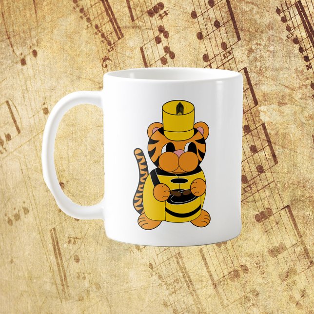 Mug Bande Marchante tambour Tigre Jaune Noir (A mug with a drummer tiger in a yellow and black marching band uniform.)