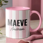Mug Bande rose et blanc personnalisées moderne élégant<br><div class="desc">La typographie minimaliste moderne girly rose et blanche rayure élégant simple unique unique design personnalisé de tasse cadeau.</div>