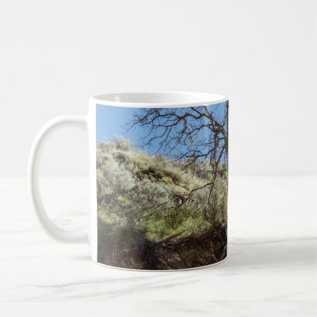 Mug Bare tree on mountain during day (Gauche)