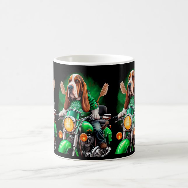 Mug Basset Hound Chien conduisant vélo St. Patrick's D (Centre)
