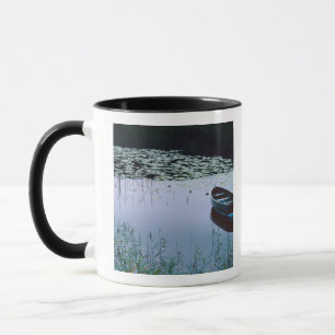 Mug Bateau à rames sur un petit lac entouré d'eau