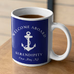 Mug Bateau Ancre Marine Bleu Personnalisé<br><div class="desc">Une chic tasse moderne au thème nautique pour votre bateau qui dispose d'une ancre blanche sur un arrière - plan bleu marine. Vous pouvez personnaliser le texte "Welcome Aboard" ainsi que le nom et l'emplacement de votre bateau dans une élégante typographie blanche.</div>