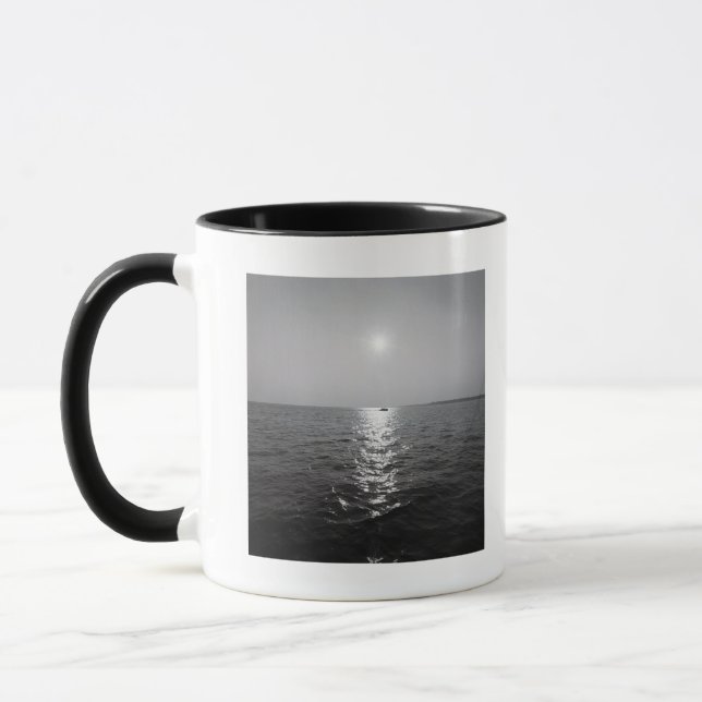 Mug Bateau éloigné sur l'océan (Gauche)