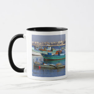 Mug Bateaux de pêche colorés dans le port de