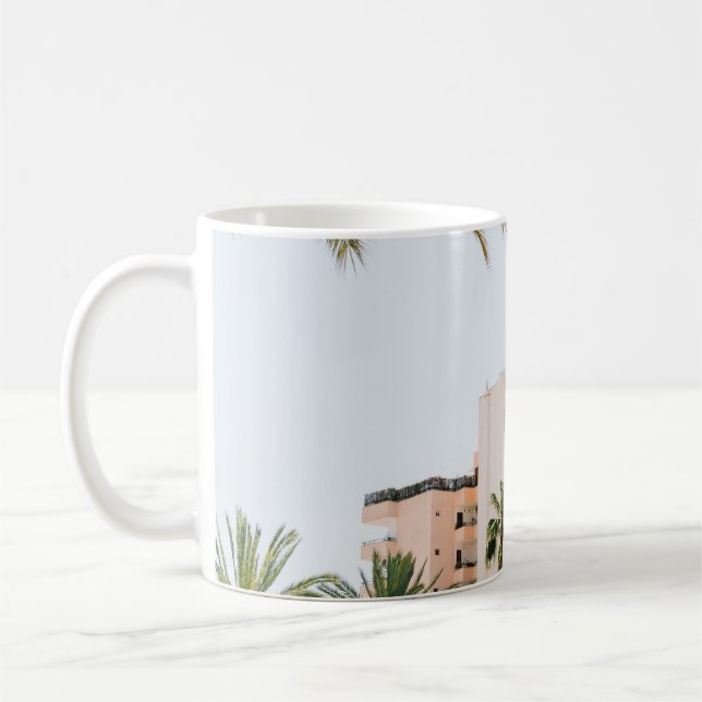 MUG BÂTIMENT EN BÉTON BLANC À CÔTÉ D'UN PALMIER VERT A (Gauche)
