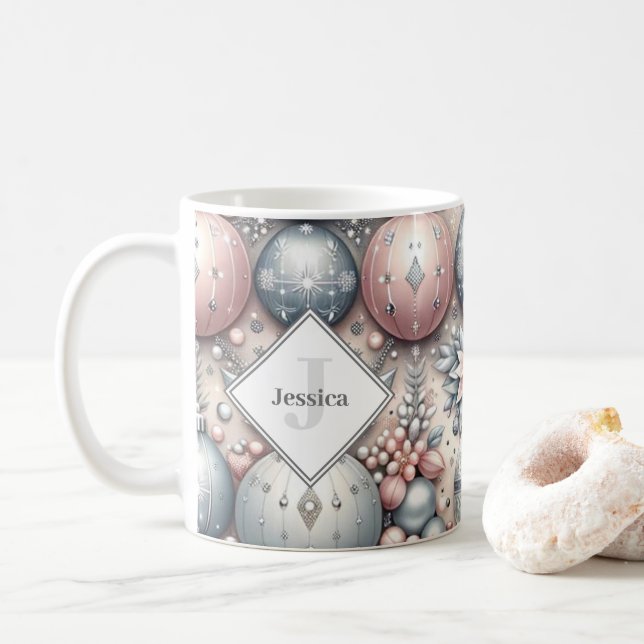 Mug Baubles de Noël initial en argent et rose personna (Avec donut)