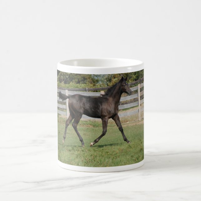 Mug Beau Cheval Courir dans un champ (Centre)