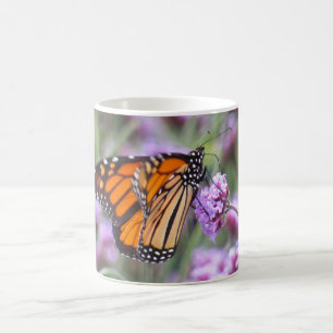 Mug Beau papillon en fleurs violettes