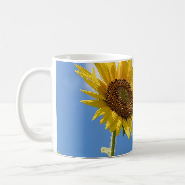 Mug beautiful sun flowers witcloudy sky (Gauche)