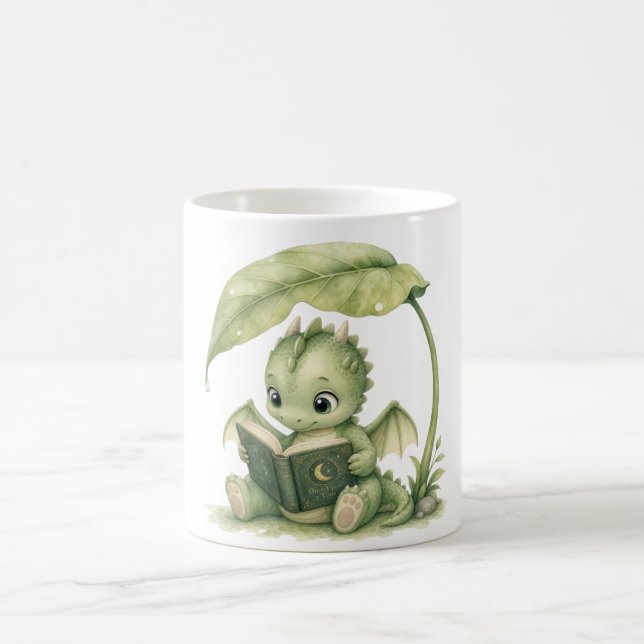 Mug Bébé dragon lisant sous une histoire de feuillage  (Centre)