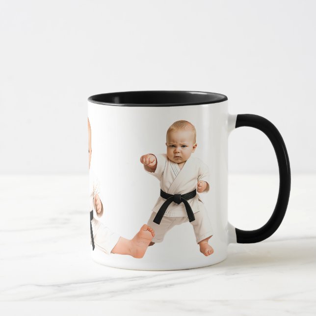 Mug Bébé et bébés font des kata au karaté. (Droite)