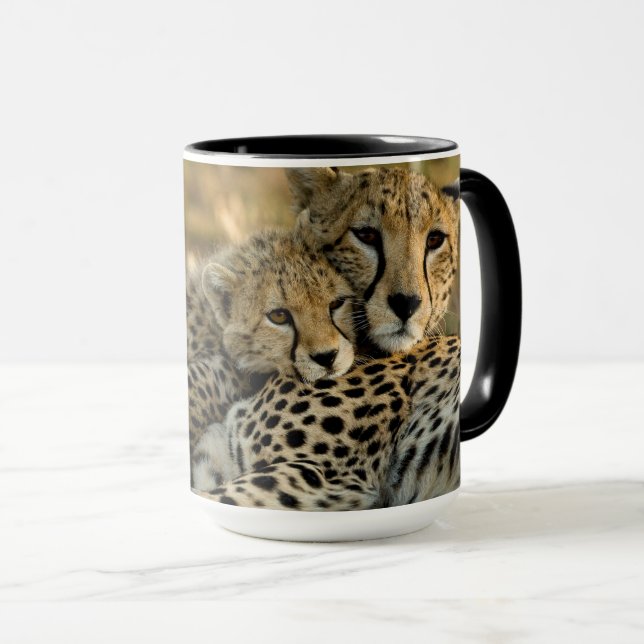 Mug Bébé guépard câlinant sa mère (Devant droit)
