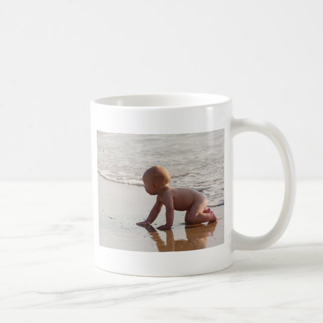 Mug Bébé jouant dans le sable sur la plage (Droite)