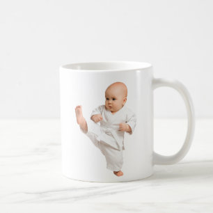 Mug bébé karatéka dans son kimono blanc.