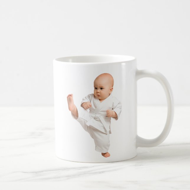Mug bébé karatéka dans son kimono blanc. (Droite)