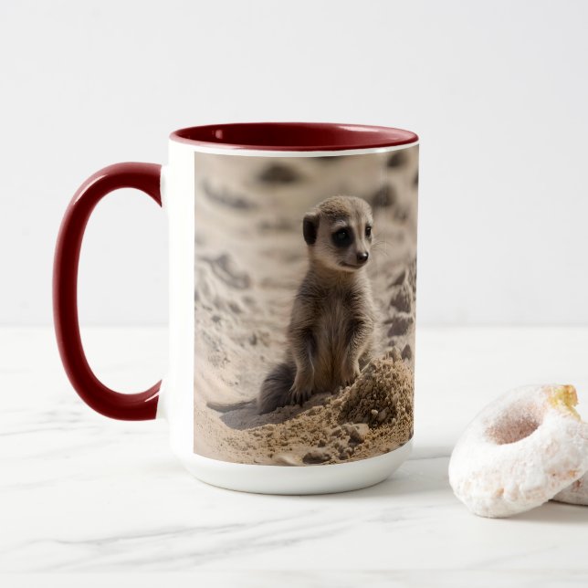 Mug Bébé Meerkat Jouant Dans Le Sable, (Avec donut)