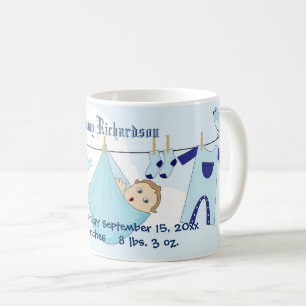 Mug Bébé mignon garçon sur la ligne de vêtements