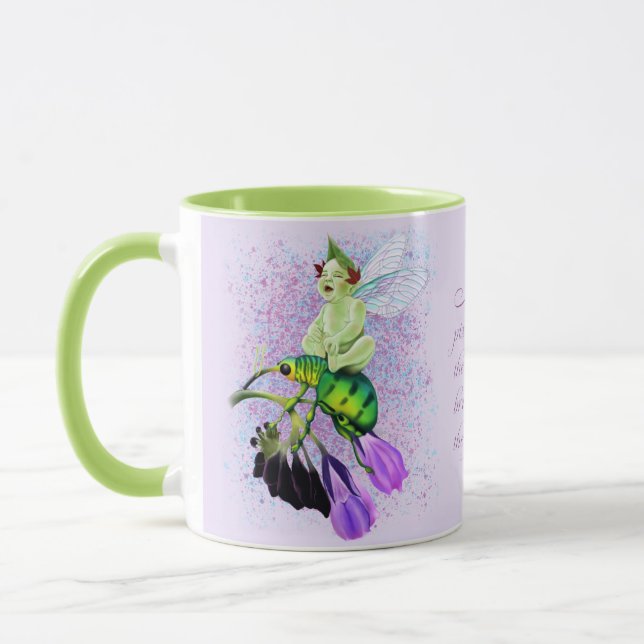 Mug Bébé Pixie riant sur le bouchon de boue à dos de c (Gauche)
