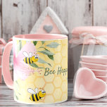 Mug Bee Happy bumble abeilles jaune nid d'abeille été<br><div class="desc">Ajoutez un peu de plaisir et d'humour à votre espace de travail ! Jaune, arrière - plan blanc avec un motif de nid d'abeille. Décoré de fleurs de fleurs tropicales roses, d'hibiscus et de jolies bourdons. Le texte : Bee Happy avec un script de style écrit à la main. Parfait...</div>
