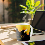 Mug Bee Happy noir mignon bourdons abeilles gouttant d<br><div class="desc">Ajoutez un peu de plaisir et d'humour à votre maison d'été ou à votre espace de travail! Un arrière - plan noir chic décoré de miel doré dégoulinant. Le texte : Bee Happy avec un script de style en lettres d'or avec des swashes. Personnalisez et ajoutez votre nom.</div>