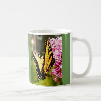 Mug Bel arrière - plan du papillon w/green de machaon