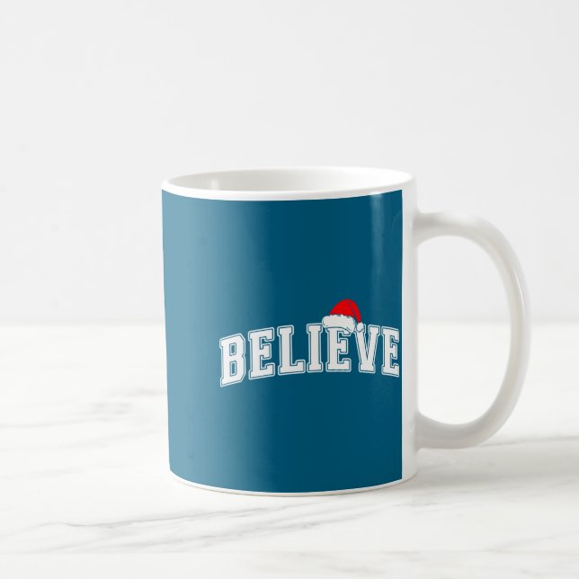 Mug Believe Christmas Varsity Text With Santa Hat Fami (Droite)