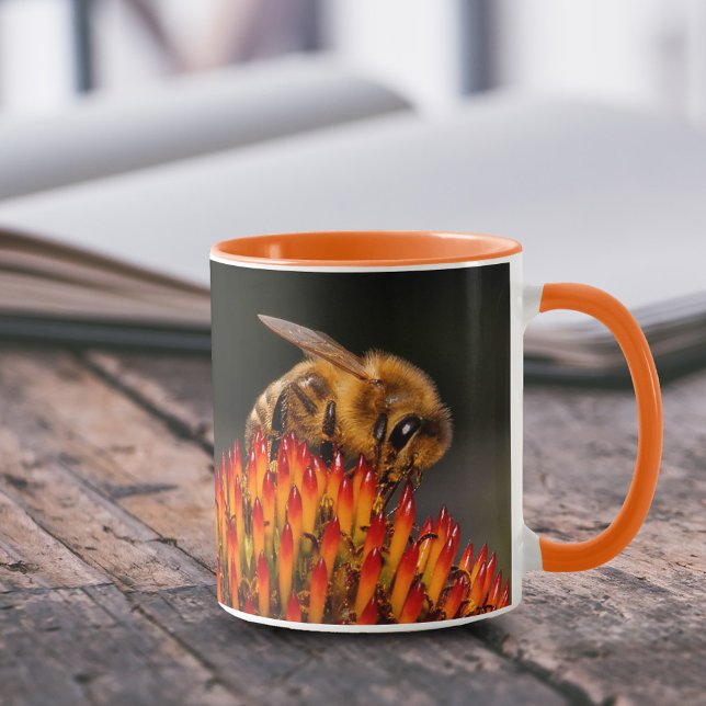 Mug Belle abeille de miel pollinisant un confleur (Honeybee Pollinating a Coneflower 11 oz Coffee Mug Cover Photo.)