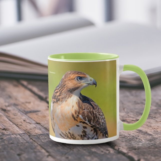 Mug Belle Buse à queue rousse (Beautiful Young Red-Tailed Hawk 11 oz Coffee Mug Cover Photo.)