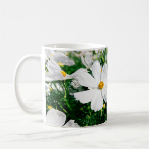 Mug Belle fleurs de cosmos blanc fleurissant dans la g