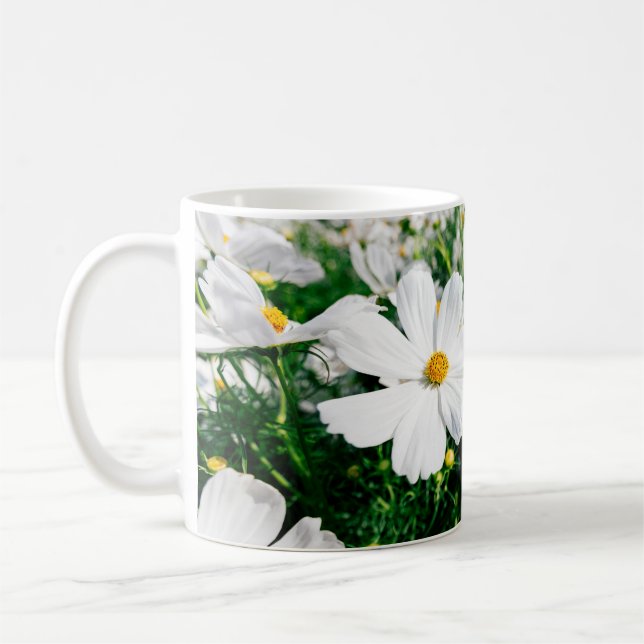 Mug Belle fleurs de cosmos blanc fleurissant dans la g (Gauche)