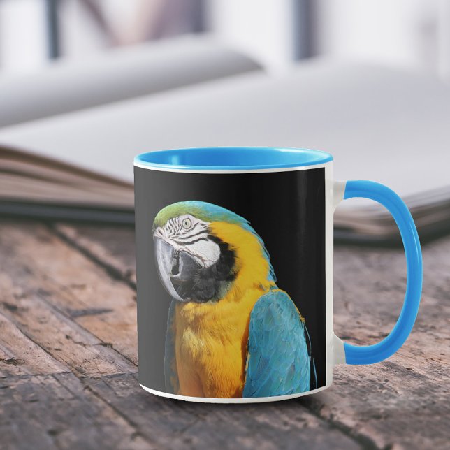 Mug Belle Macaw Bleue et Or (Blue and Gold Macaw Closeup 11 oz Coffee Mug Cover Photo.)