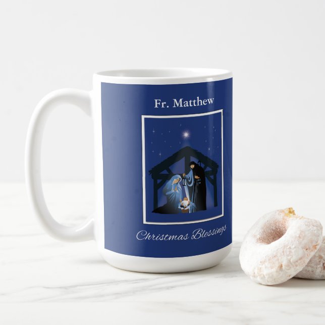 Mug Bénédictions de Noël par un prêtre, scène de la Na (Avec donut)